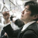 【悲報】男さん、電車内で『恐ろしい事』をしてしまう・・・・・